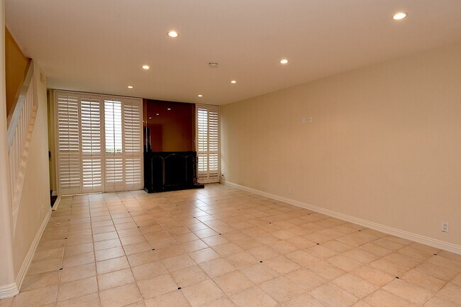 Big Living Room w/tile floors - 3610 W Estates Ln