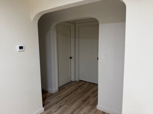 Building Photo - Sweet Home 3234