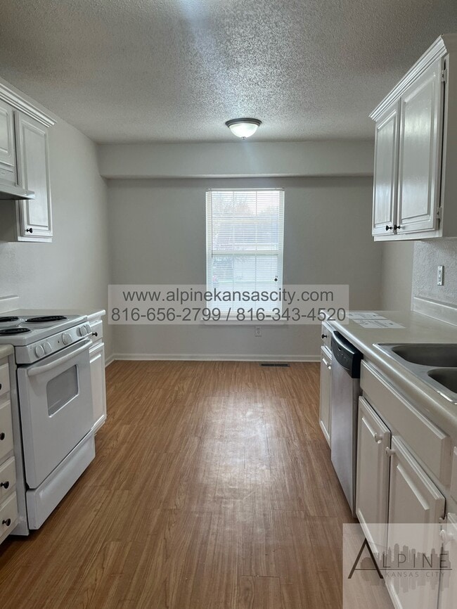 Building Photo - Spacious Gladstone Duplex, Croner Lot, 2 Car Garage!