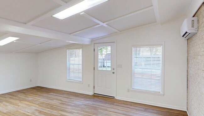 Building Photo - 4403 Ventura Dr