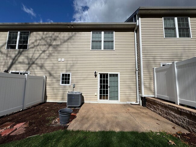 Building Photo - Beautiful Townhome in Spring Oaks!