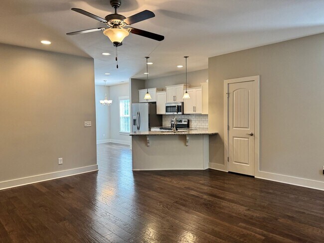 Building Photo - Beautiful End Unit Franklin Townhome