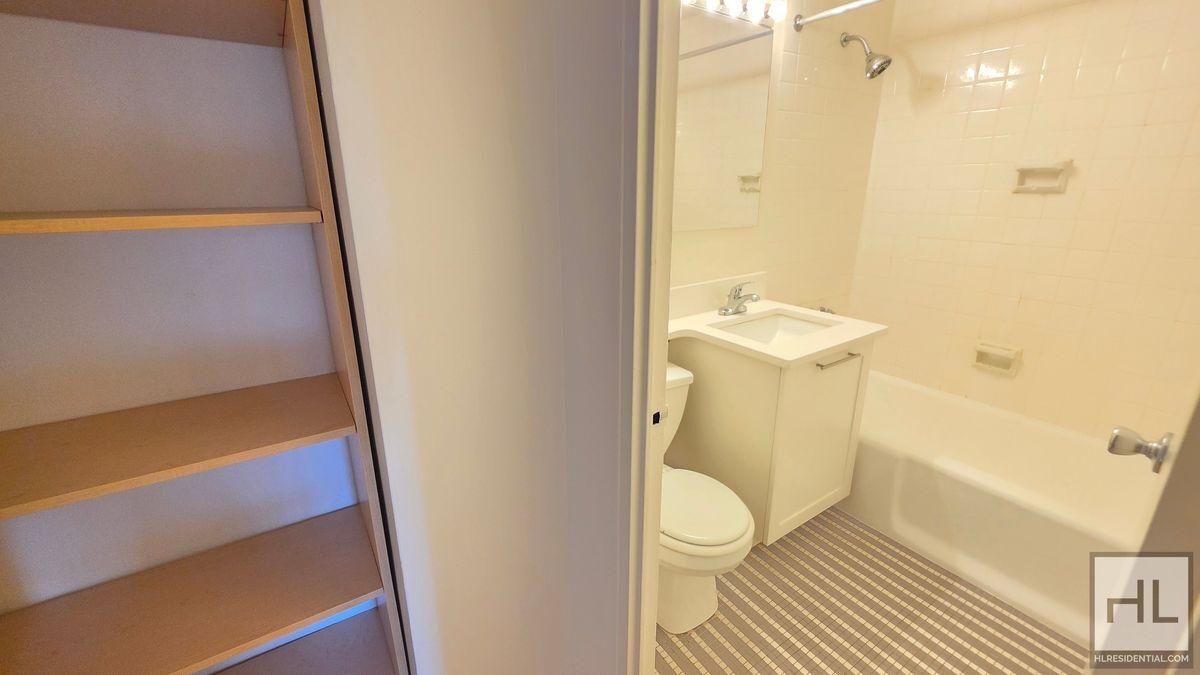 Building Photo - Midtown East One-Bedroom with Open Views