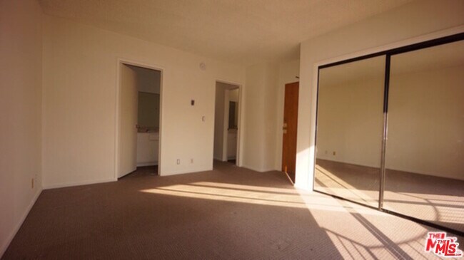 Building Photo - 1418 S Bentley Ave