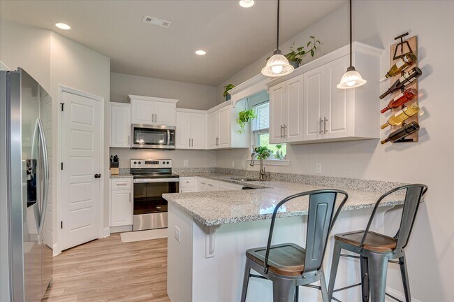 Building Photo - 210 Pebble Ln