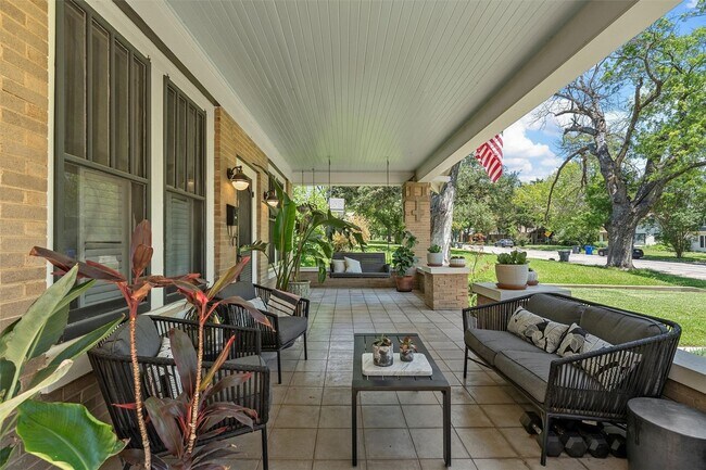 Building Photo - 3 Bedroom 2.5 Bathroom Home w/ 1 Bedroom 1 Bathroom Guest House & Pool!!