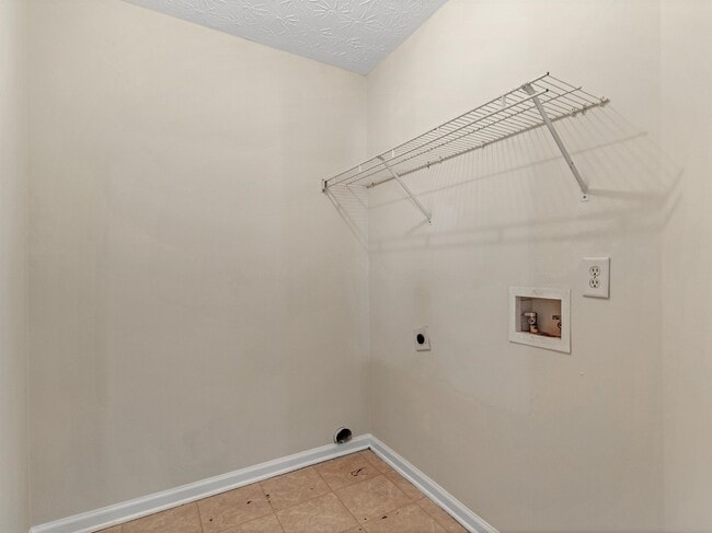 Building Photo - 310 Sarasota Ln