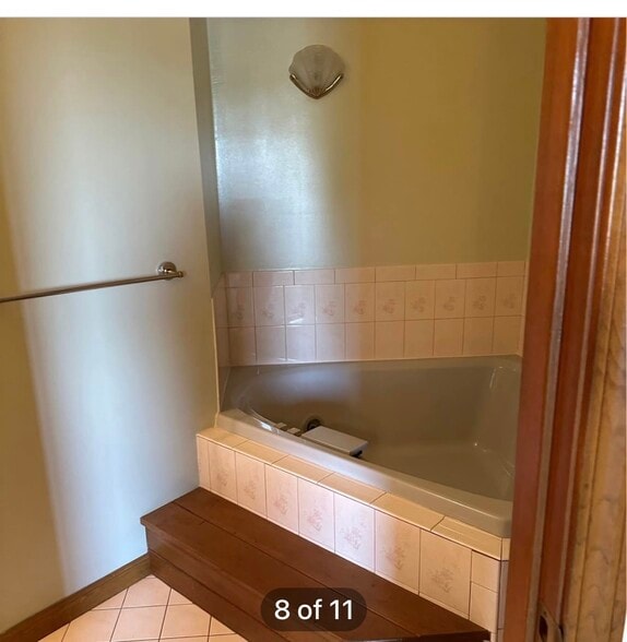 Master bath - 10929 Lincoln Hwy E