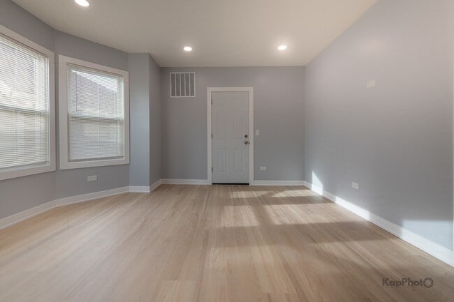 Building Photo - 2821 S Emerald Ave