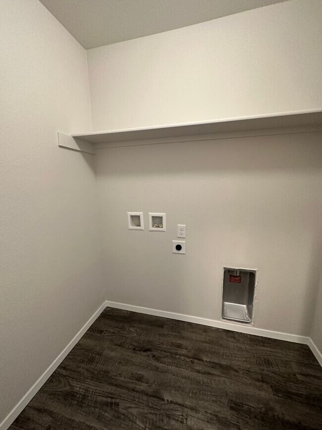 Building Photo - *Pre-leasing* Three Bedroom | Two Bathroom...