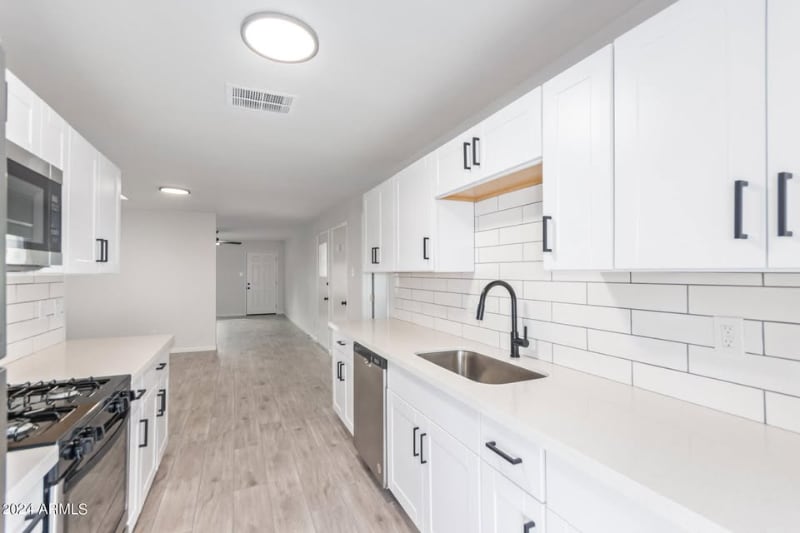 Building Photo - 3011 Pine Tree Dr