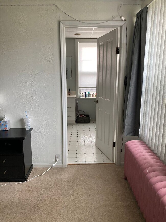 Building Photo - 3+ Bedroom / 2 Bath Single Family Home!