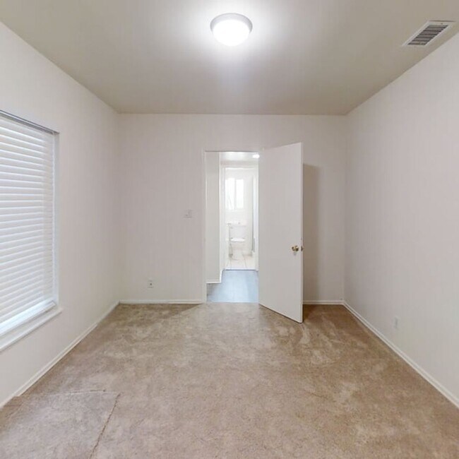 Building Photo - Spacious 3-Bed/2-bathroom – Bonus Rooms!