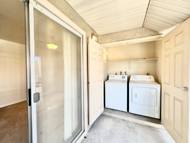 Building Photo - Lovely 2 Bed, 2 Bath Upstairs Condo for Rent in Guard Gated Community!