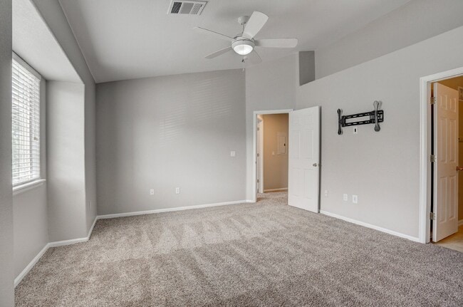 Building Photo - $2,100 - 2 Bed, 2 Bath Townhome in Thornto...