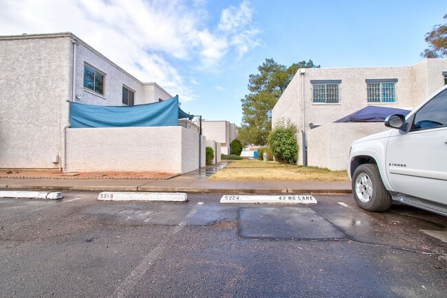 Building Photo - Wonderful Townhome centrally located.  Kit...