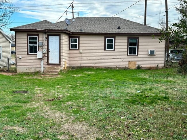 Building Photo - 3117 N Lindsay Ave