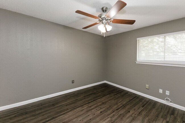 Building Photo - Marvelous in Milwood!