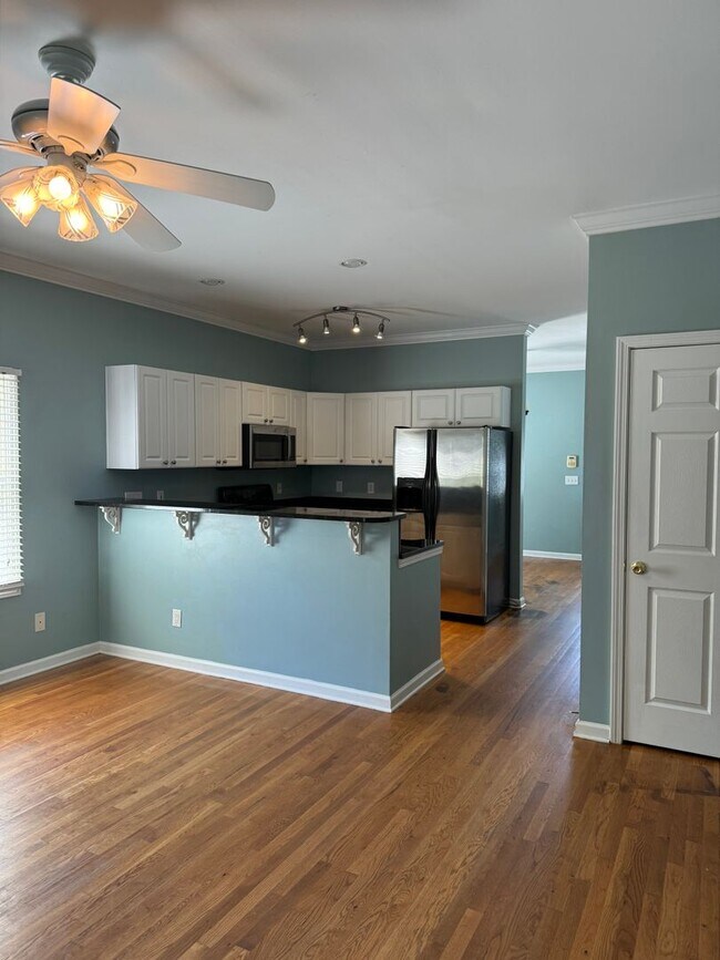 Building Photo - Price & Location!