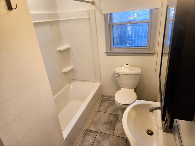 Building Photo - 1276 NE 52nd Ave