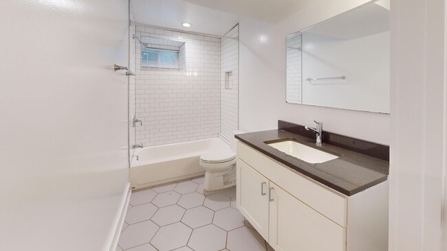 Building Photo - 472 Ridge St NW