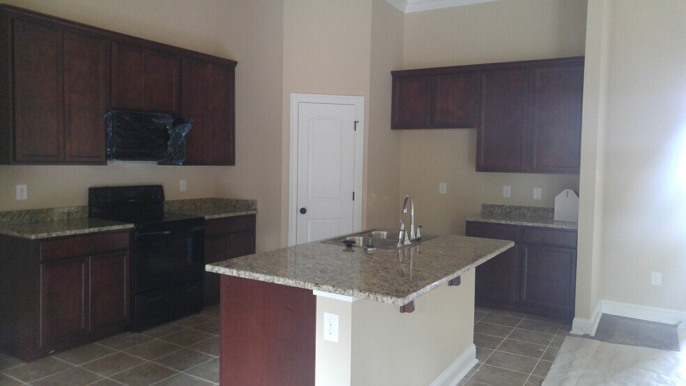 Building Photo - 742 Red Pine Dr
