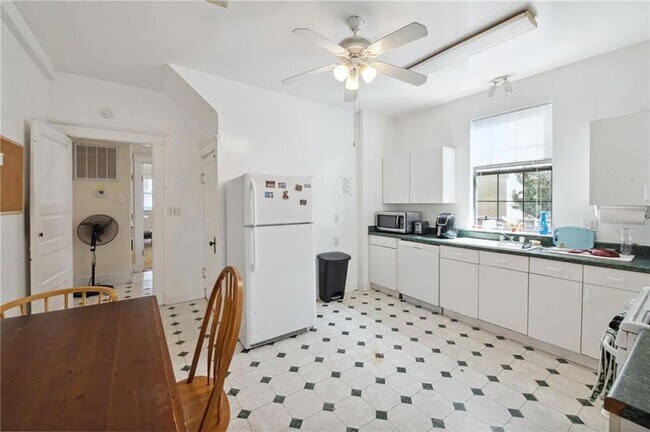 Building Photo - 7710 Plum St