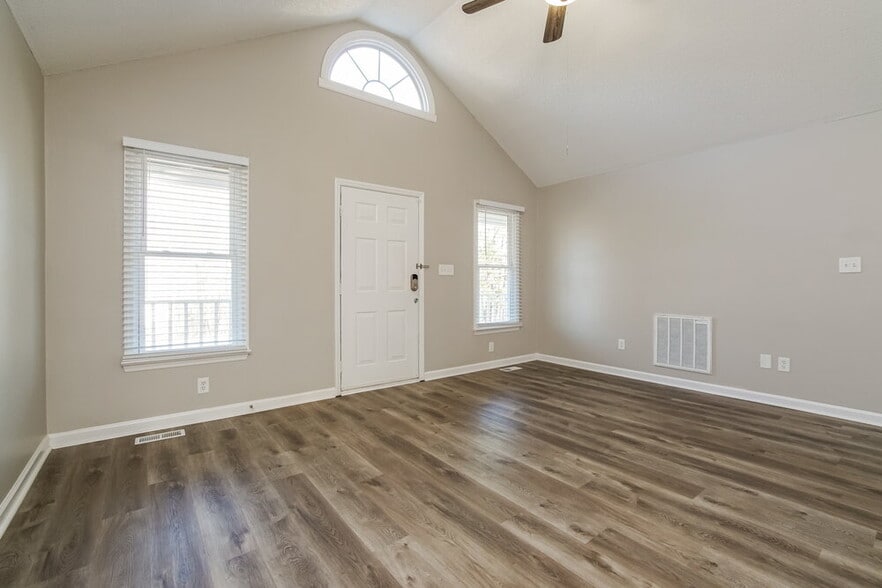 Building Photo - 3007 Brittany Dr