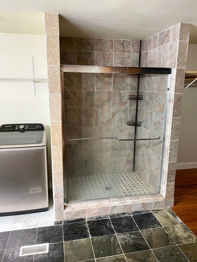 Building Photo - 3 bed/ 2 bath Two Story House overlooking Lake Washington, $3,175/mo