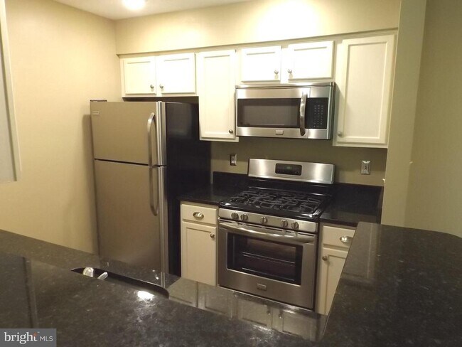 Building Photo - 8911 Town Center Cir