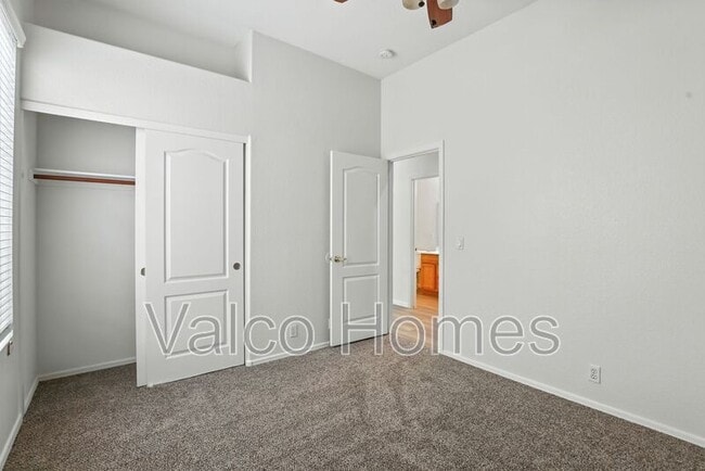 Building Photo - 8338 W Rose Ln