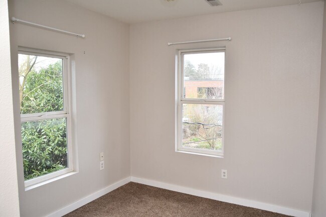 Building Photo - 3 Bedroom 1.5 Bath Hilltop 2 Story Home