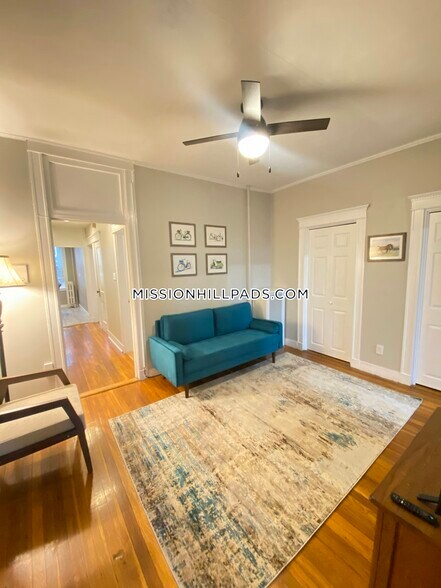 Building Photo - 386 Riverway