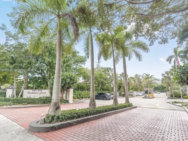 Building Photo - 6886 N Kendall Dr