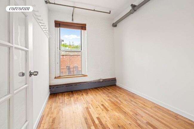 Building Photo - 405 E 13th St