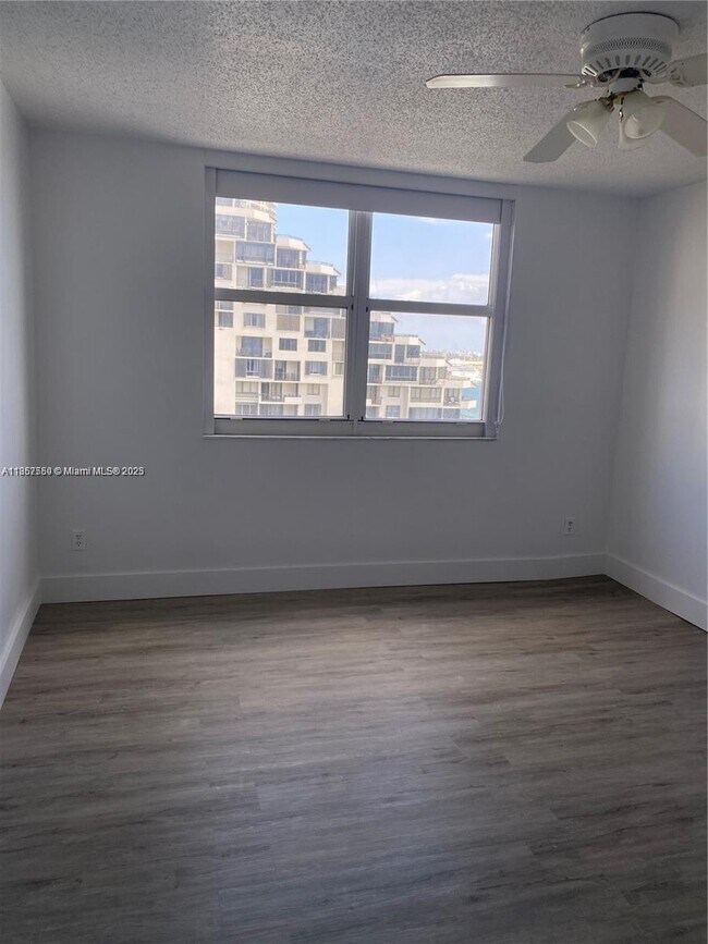 Building Photo - 770 Claughton Island Dr