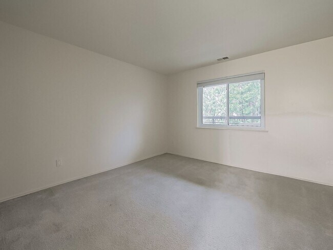 Building Photo - AVAILABLE NOW! Inviting 2-Bedroom, 2-Bath Condo in a Convenient Farmington Hills Community