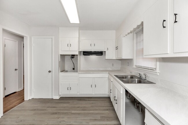 Building Photo - 402 Walker Ave NE