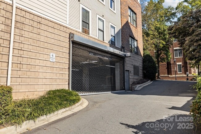 Building Photo - 708 N Davidson St
