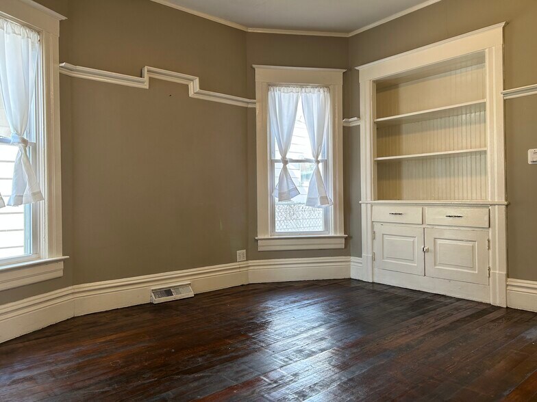 Building Photo - 503 W Allen St