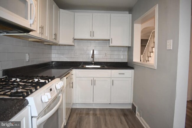 Building Photo - 7305 Woodcrest Ave