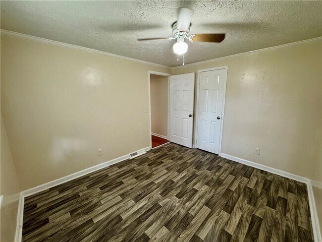 Building Photo - 7 Sherwood Loop