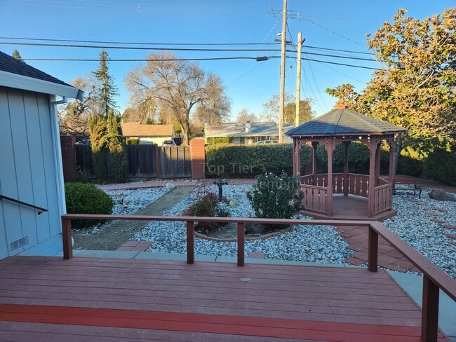 Building Photo - Spacious 4 Bed/2 Bath /1,970 square foot h...