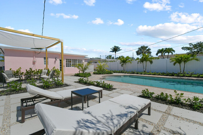 Building Photo - 815 N Ocean Breeze