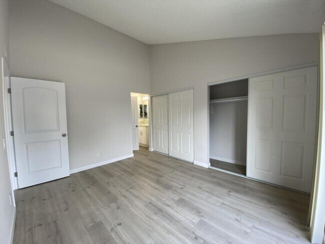 Building Photo - 160 N Richmont #D