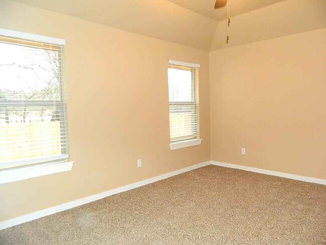 Building Photo - 1025 Creek Side Dr