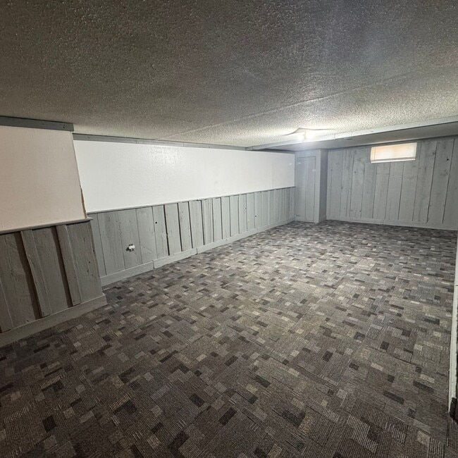 Building Photo - Spacious 3-Bedroom Home on Half-Acre Lot in Top-Rated Pleasant Valley School District!