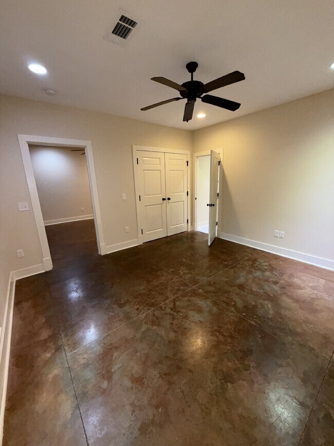 Building Photo - 712 Park Dr