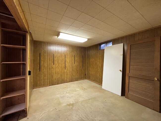 Building Photo - 1951 Elmwood Dr E