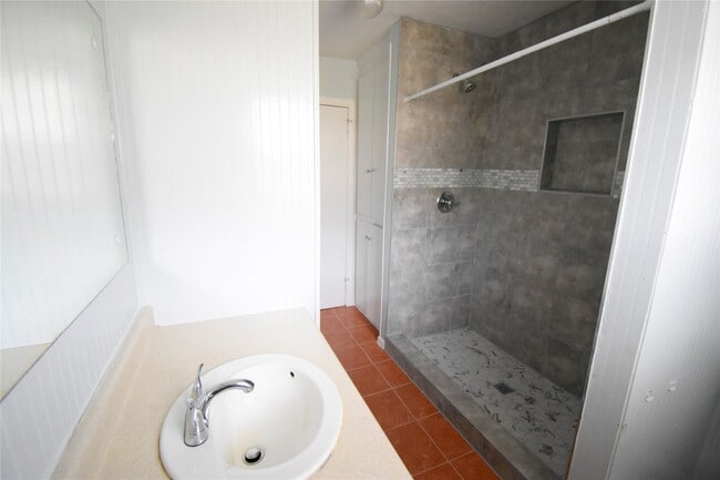 Building Photo - 1706 Oaks Dr